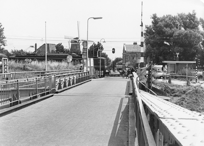 171083 Gezicht op de spoorwegovergang te Oost-Souburg, vanaf de draaibrug over het Kanaal door Walcheren.